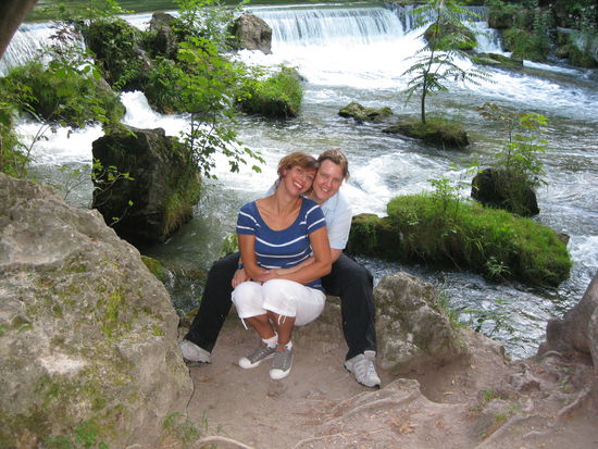 Meine Schwester, äh Cousine, und ich und ein wunderschöner Wasserfall. Photo: Sven 