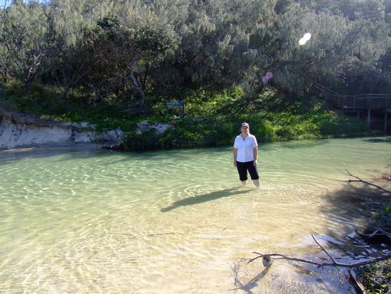 Kristallklares Wasser auf weißem Sand