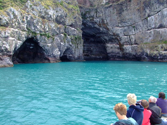 ... beeindruckende Felshöhlen angucken und ...