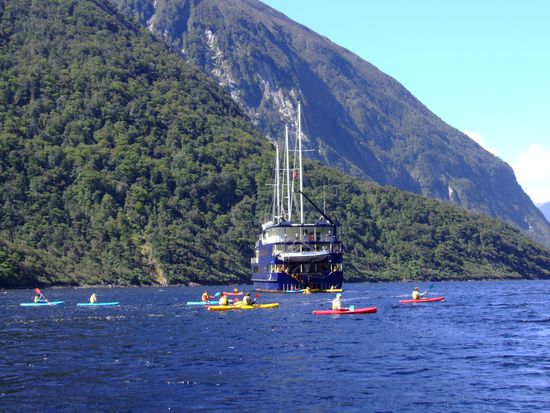 Fjordland Navigator und Kayaks