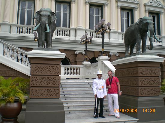 Grandpalace - Daniel und der Wachmann