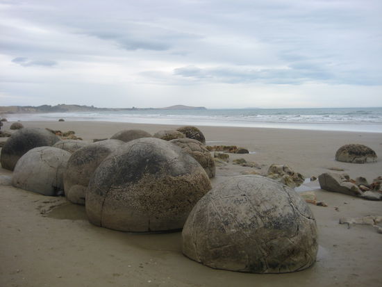 Moeraki Boulders, where the nature produces stone eggs...