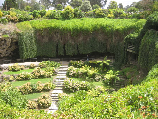 Umperston Sinkhole, Mount Gambier, what an old, romantic garden!