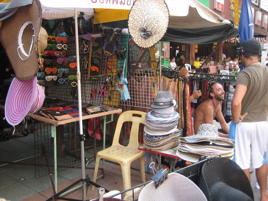 Khao San Road, 
Backpackers World in Bangkok, 
"Wana Dreadlocks, Raser, Tattoo?"