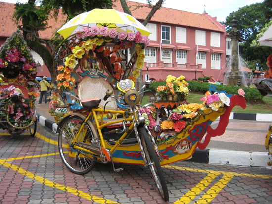 Typical for Melaka: Flowers and sound during the rickshaw tour