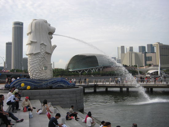 the town´s landmark - The Merlion and in the back The Theatre on the Bay