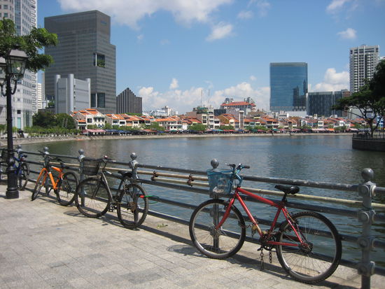 Boat Quay, a nice place to stroll alone during the day or on the evening to sit down and eat at one of the restaurants on the river before you continue to Clark Quay for a drink