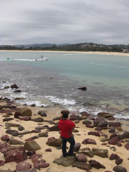 Micha in Merimbula am Strand knapp vorm Hafen bei kristallklarem Wasser