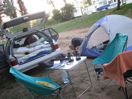 Campinplatz (oder Sandkuhle) in Queanbeyan
(Knueppelharter Boden - Micha ist am Kaempfen...)