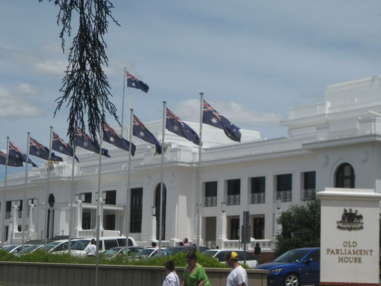 Das "Old Parliament House" am Fusse des Neuen