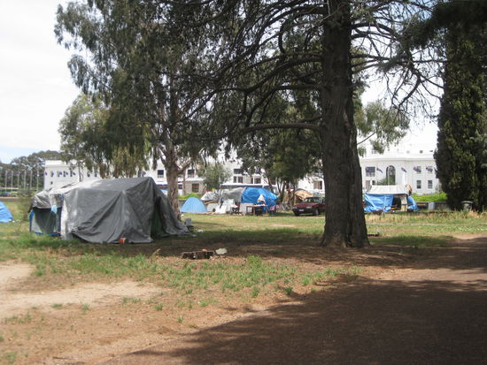 Das "Aboriginal Tent Embassy" - die Botschaft der Aboriginies. Sie soll als Mahnmal an den Landraub der Australier erinnern. Deshalb ist sie direkt vor dem "Old Parliament House".