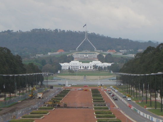 Der Blick vom "War-Memorial" ueber den "Lake Burlie Griffin", das "Old Parliament House" bis zum neuen "Parliament House" auf dem "Capitol Hill" - mit Baustelle im Vordergrund 