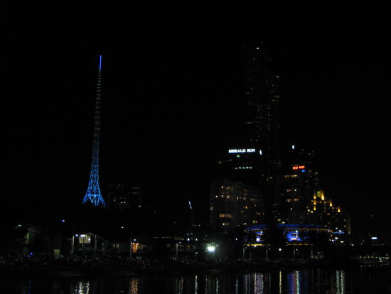 Skyline bei Nacht (andere Seite vom Fluss)