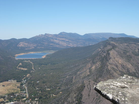 Blick vom ersten Lookout von den "Grampians"
(der See ist ein Wasserreservoir, tierisch tief und verdammt viel Fassungsvermoegen)