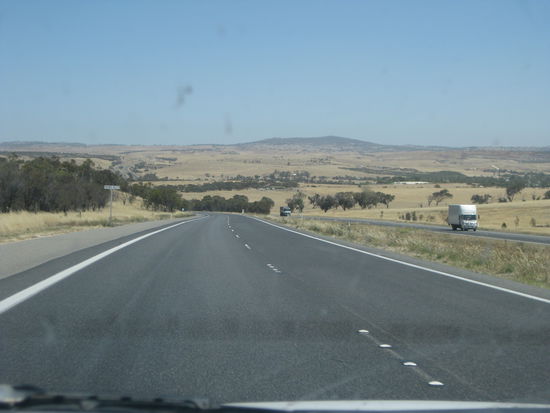 Einfahrt nach Adelaide - alles vertrocknet...