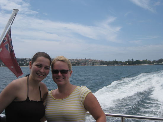 Amrei und Elli,
mit der Faehre von Rose Bay zum Sydney Harbour