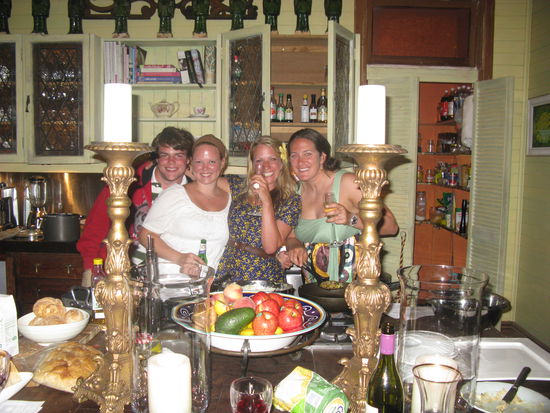 Wir Vier ^^ beim Vorbereiten eines BBQs (v.l. Micha, Elli, Jayne, Katie)