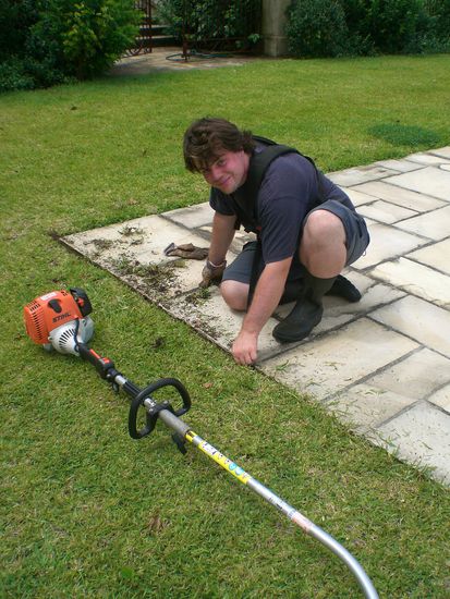 Micha beim Rasenkanten stechen (Gio war voellig begeistert!! ^^)