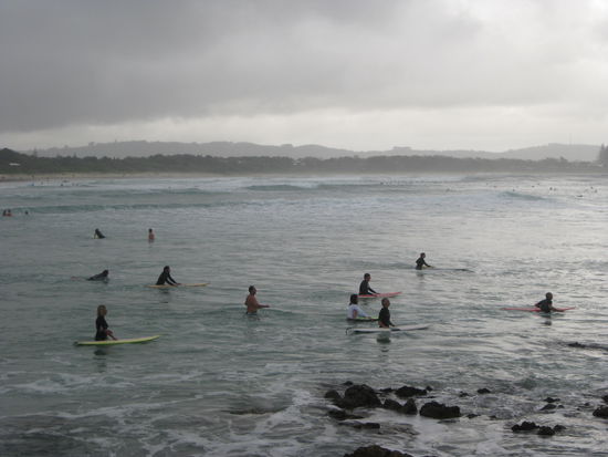 Auch wenn die Welt untergeht bei Regen, Surfer sind immer da!