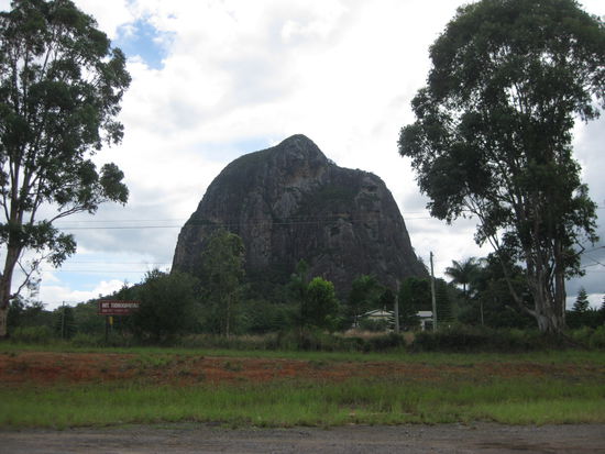 einer der "Glass House Mountains"