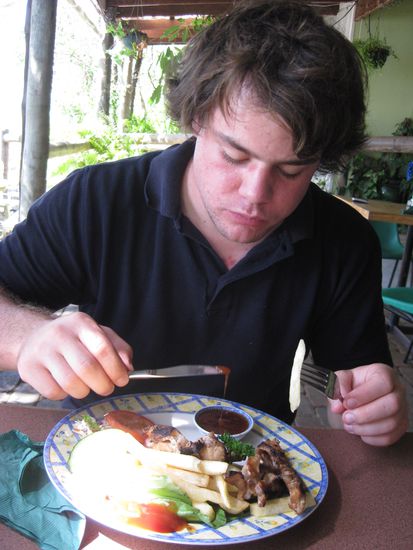 Micha probiert Krokodil-Rippchen ^^