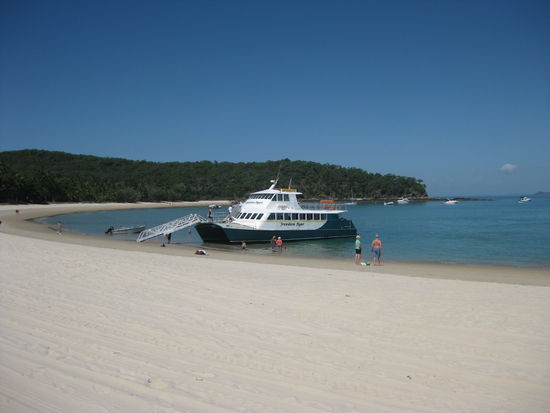Unsere Faehre am Strand von "Great Keppel Island"