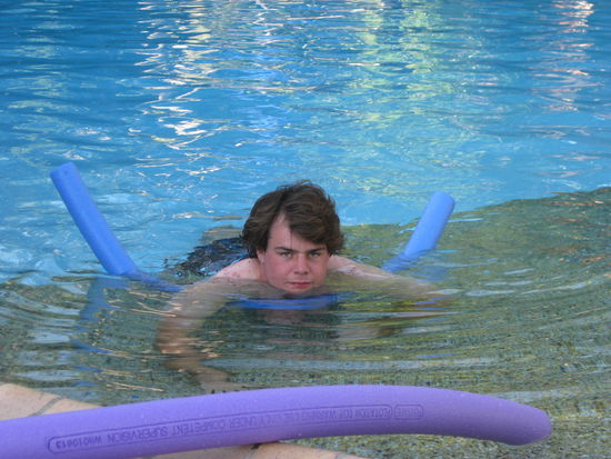 "Daydream Island" - Micha tobt im Pool