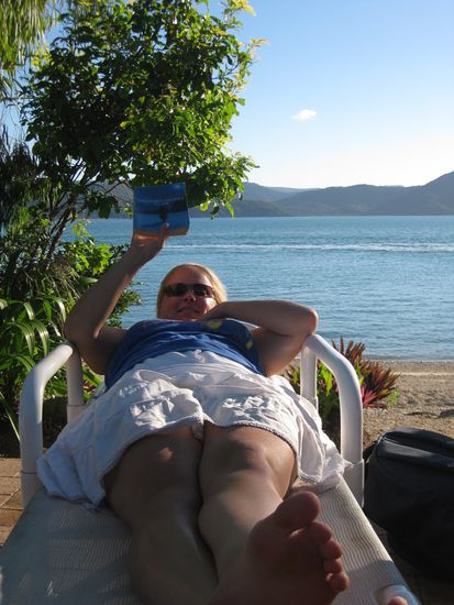 "Daydream Island" - Elli chillt und liest