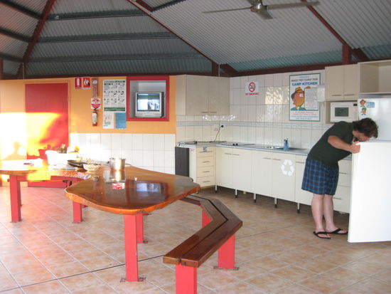 Campkitchen (und Micha auf der Suche nach etwas Essbarem...) in "Inisfail"