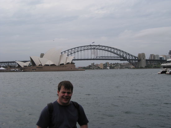 Bruecke + Opera mit Micha im Vordergrund vom botanischen Garten aus