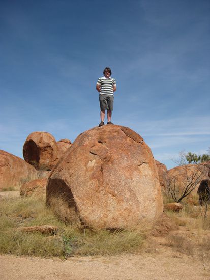 Klettern bei den "Devils Marbles" 