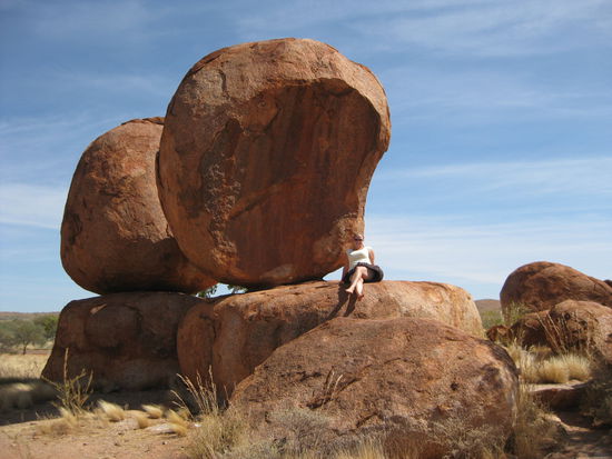 Klettern bei den "Devils Marbles" 