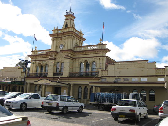 "Glenn Innes" 
schoene alte Haeuser 
- Townhall -