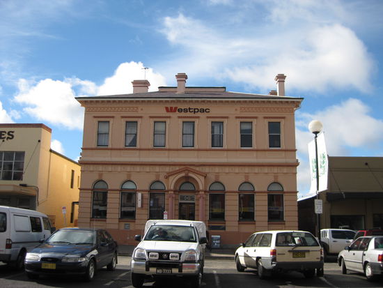 "Glenn Innes" 
schoene alte Haeuser 
- Bank "Westpac" -