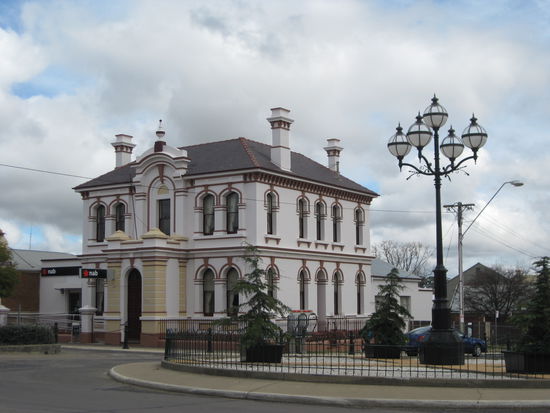 "Glenn Innes" 
schoene alte Haeuser 
- Bank "NAB" -