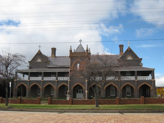 "Glenn Innes" 
schoene alte Haeuser 
- altes Kloster -