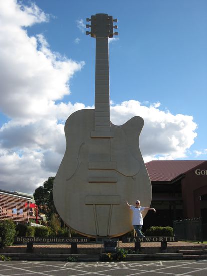 Riesengitarre in "Tamworth"