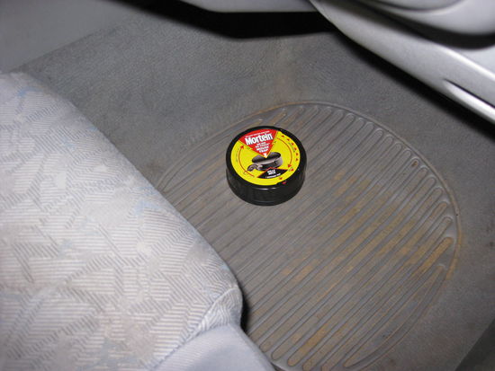 hm... wir fuetterten diese Falle mit Kaese und Schokorosienen, aber irgendwie wollte unser kleines Haustier nicht so wie wir...