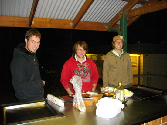 die drei Maenner beim Grillen (v.l. Michael, Micha &amp; Beni)