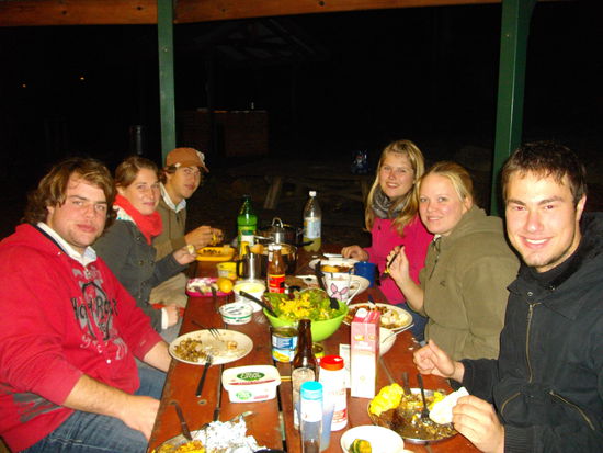 so ein leckeres BBQ, danke fuer den schoenen Abend
(linke Seite: Micha, Melli &amp; Beni, rechte Seite: Michael, Elli &amp; Sarah, Bea an der Kamera)