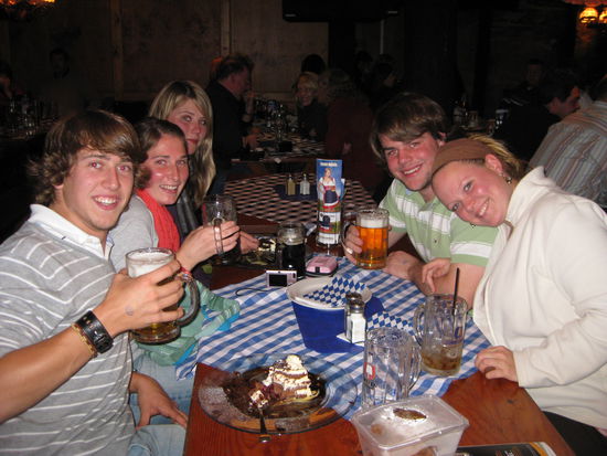 im Loevenbraeu 
(linke Seite: Beni, Melli &amp; Sarah)