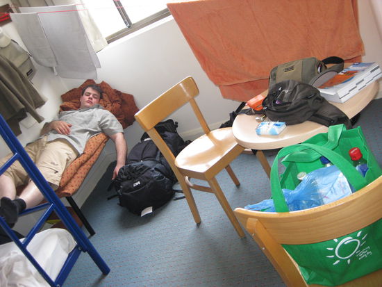 unser Zweibettzimmer im 2. Hostel
Micha schon wieder direkt nach der Ankunft 