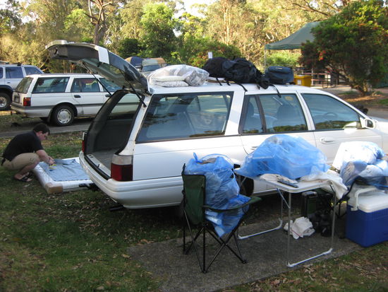 Auf dem Campingplatz, beim Einraeumen