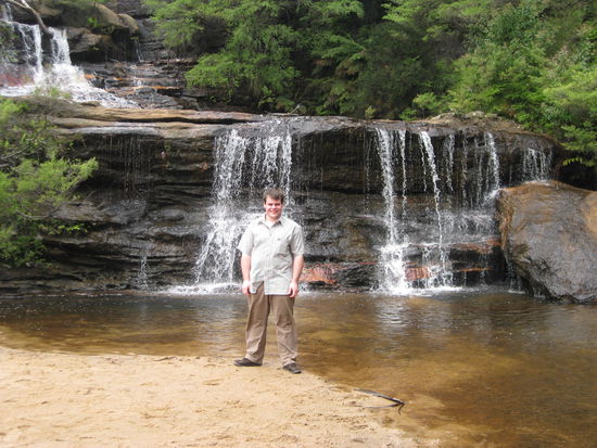 ca 4 m von Micha entfernt faellt das Wasser ca. 100 m tief den Abhang runter... :-0