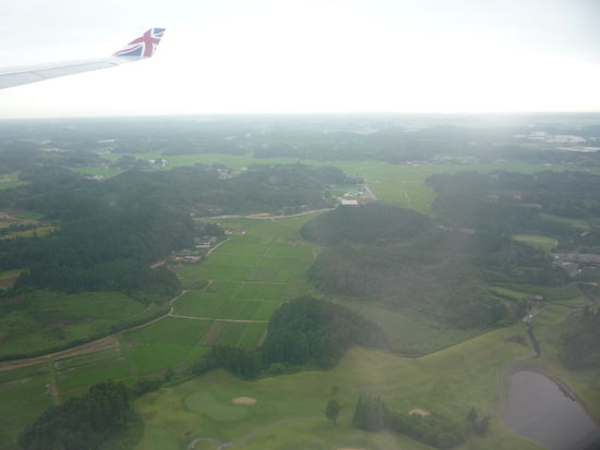 Nach 12 Stunden Flug, ca. 3 Kinofilmen, 2h Schlaf. Einem Abendbrot, Fruehstueck und geruestet mit jeder Menge Infos ueber unser Ziel bekamen wir diesen Ausblick. Japan ist wirklich gruen mit tollen Bambuswaeldern und Reisfeldern. In Tokyo merken wir davon allerdings bisher wenig
