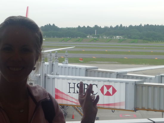 Das Bild beweist es&gt; Wir sind in JAPAN!!!
Der Flughafen von Narita gab uns gleich einen guten Einstieg fuer die Kultur der Japaner. NIEMAND sprach....Teppichboden...Das einzige was wir gehoert haben waren 2 nervige Touris *NICHT WIR!!!(hatten uns ja per Reisefuehrer vorbereitet!)