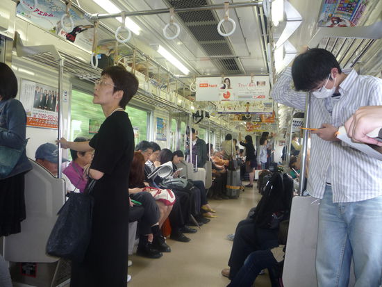 Wieder Ruhe, Ruhe, Ruhe. KEINER spricht, stattdessen wird geschlafen, wild auf dem Handy rumgetippt und GANZ WICHTIG sich durch Atemmasken vor der naechsten Grippewelle geschuetzt...