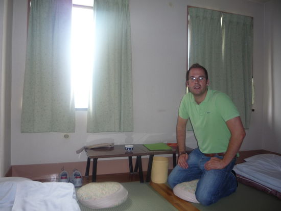 Unser Hostel haben wir gut gefunden *nicht super zentral, aber unser Zimmer ist sauber u die Leute sind nett.
Die Betten liegen direkt aufm Boden, alles ist in Zwergengroesse (Hannes laeuft gebueckt!)und gegessen wird im sitzen...