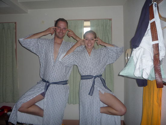 ...eingekleidet in die Schlafanzuege des Hauses ging es nach einer mega Bank-Suche, dem ersten Abendessen (Sushi,Sushi,Sushi)erst um 18 Uhr ins Bett!
o-yasuminasai!