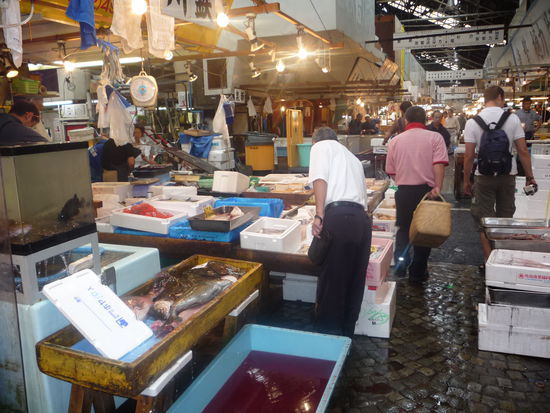 Nach 12h Schlaf gings direkt auf den Fischmarkt. Der ist RIESIG (der groesste der Welt)und hat mehr Fische zu bieten als jedes Ozeanium, nur leider tot...Vorne links sieht man den Weg den die Fische hier (life vor allen Kunden)nehmen&gt; Aquarium, geschlachtet, ausbluten, verkauft werden....bon apetit!
